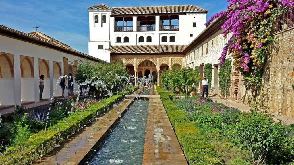 Alhambra Granada  Touristenattraktion und Weltkulturerbe